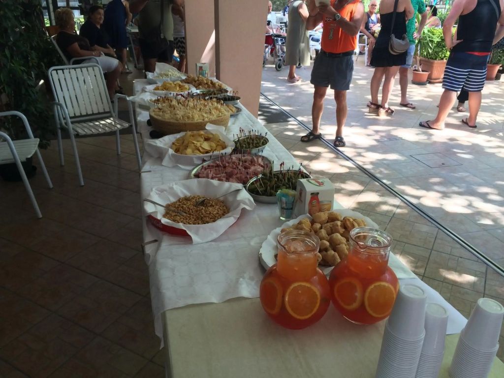 Buffet Photo