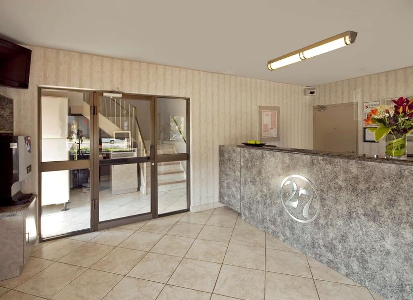 Front desk Photo