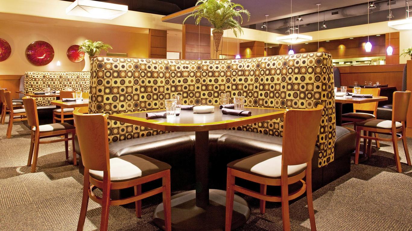 Holiday Inn Bloomington-Airport, An IHG Hotel