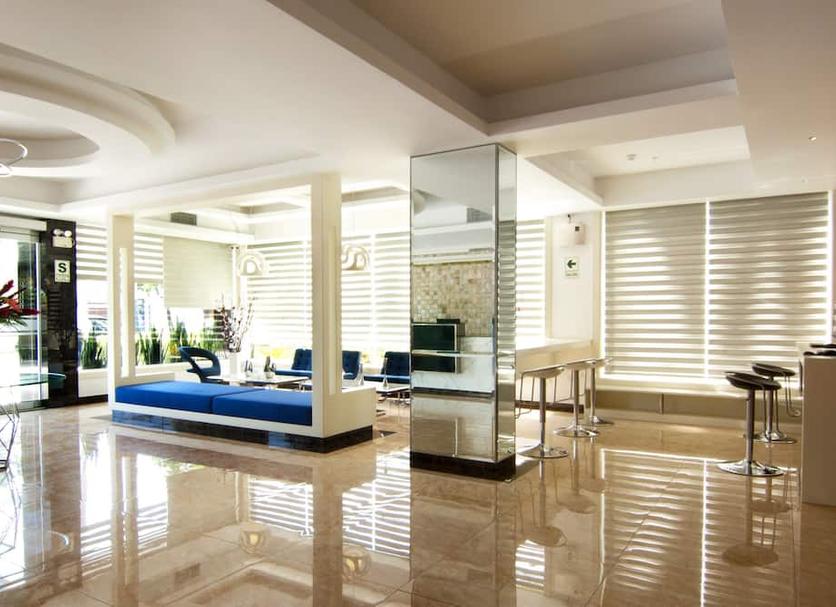 Hotel entrance Photo
