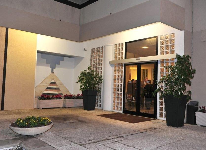 Hotel entrance Photo
