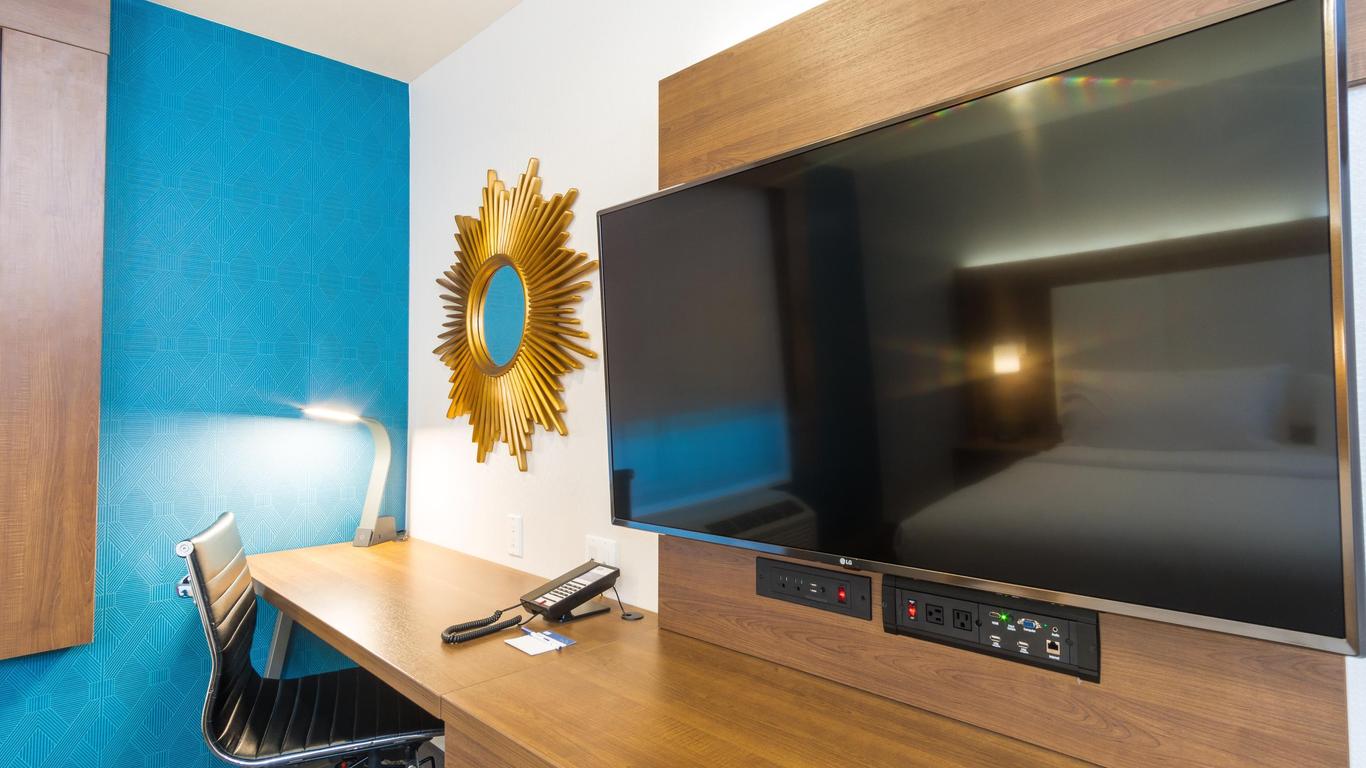Holiday Inn Express & Suites Hollywood Walk Of Fame