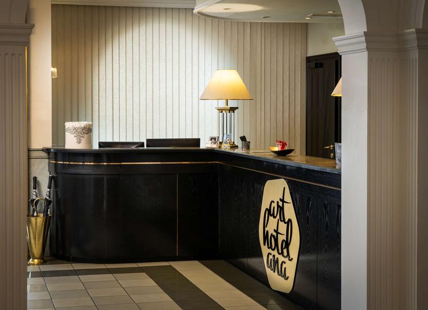 Front desk Photo