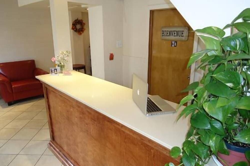 Front desk Photo
