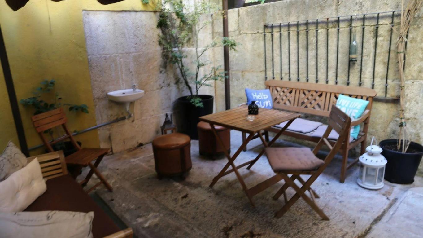 Grapes & Bites Hostel And Wines