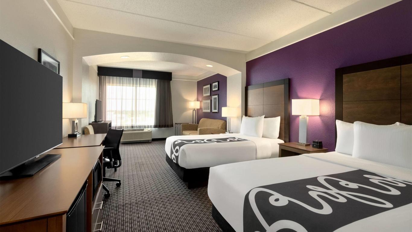 La Quinta Inn & Suites by Wyndham Arlington North 6 Flags Dr