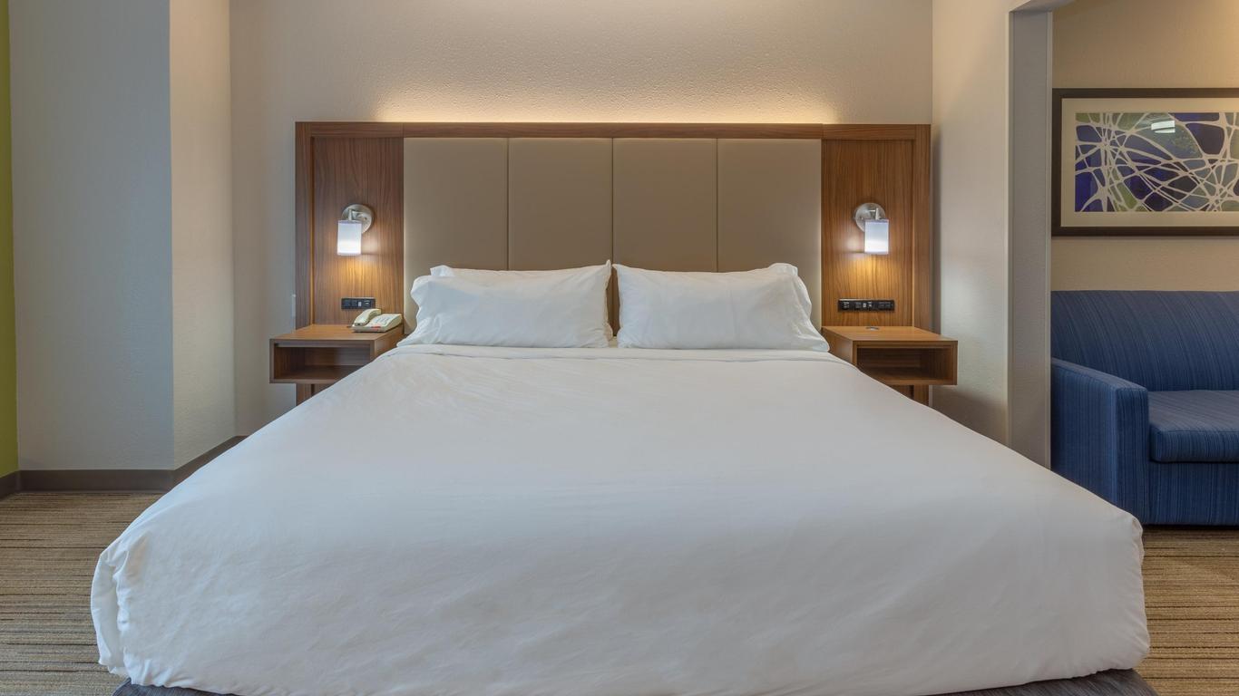 Holiday Inn Express & Suites Milwaukee Nw – Park Place