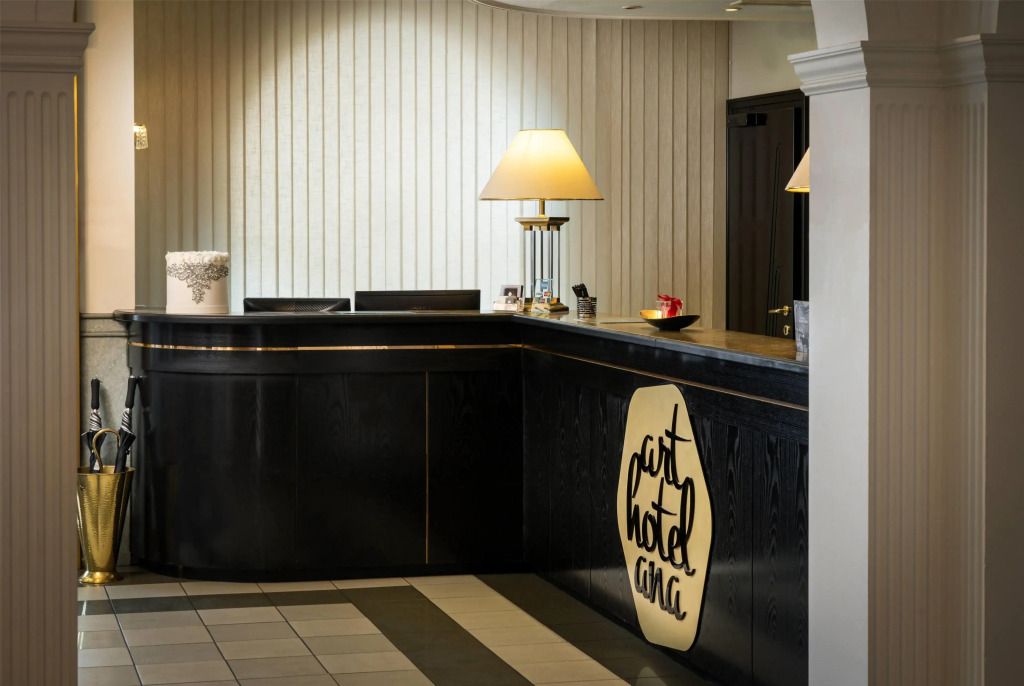 Front desk Photo