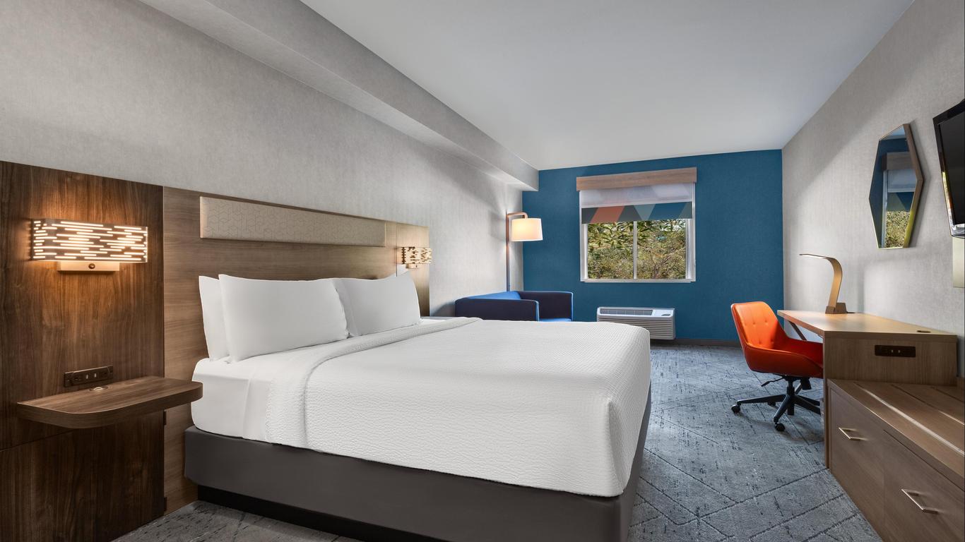 Holiday Inn Express & Suites Fresno (River Park) Hwy 41