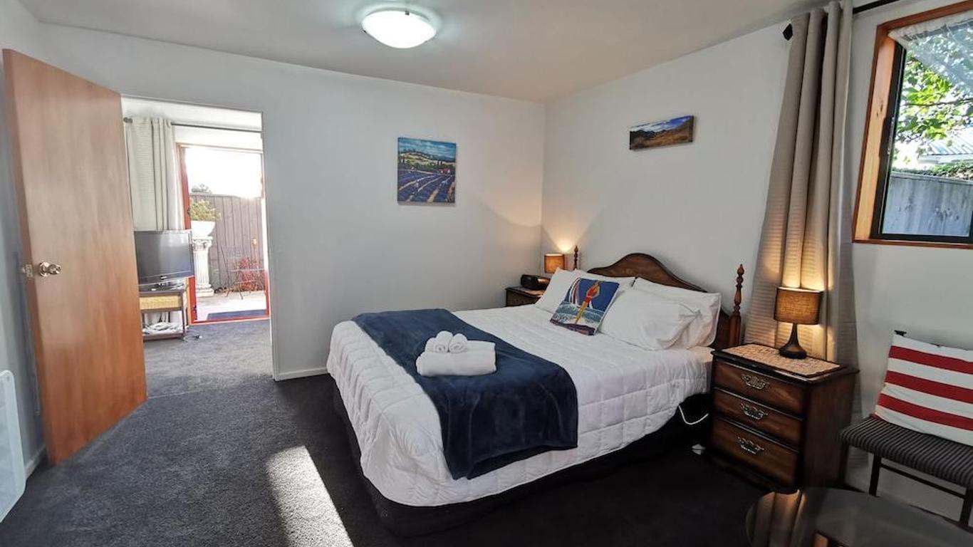 Les Troupes Apartments