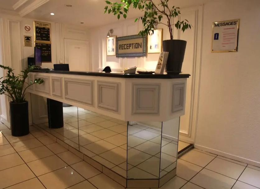 Front desk Photo
