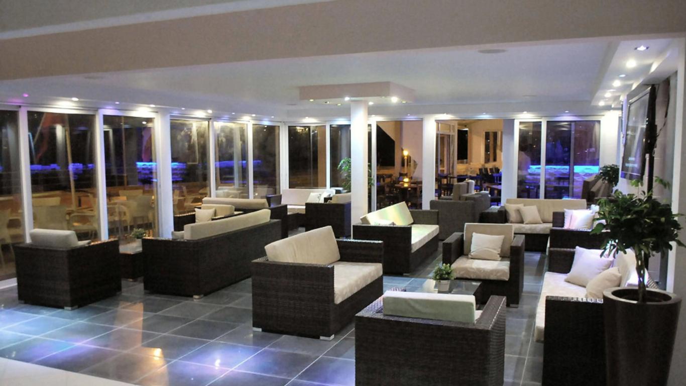 Mackenzie Beach Hotel & Apartments