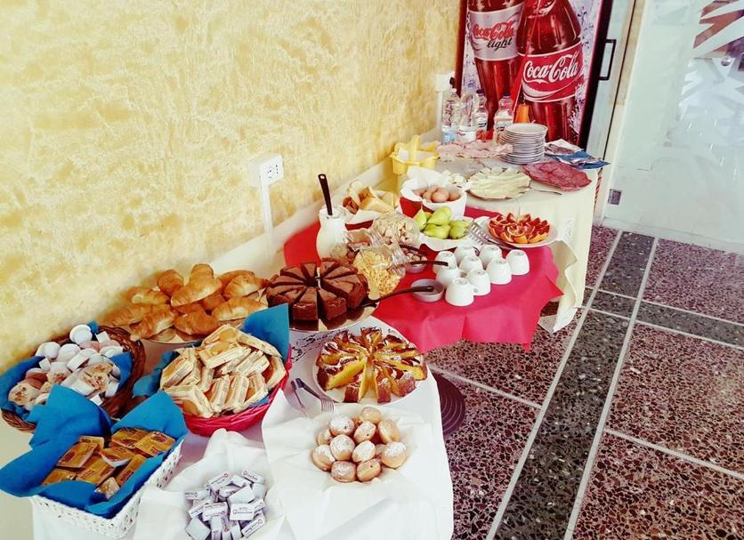 Buffet Photo