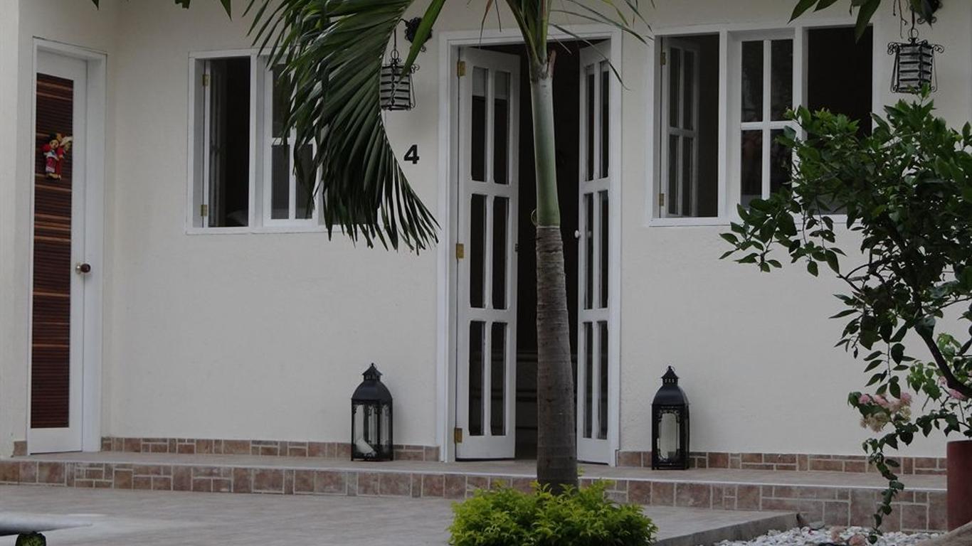 Tiki Hut Santa Marta Hostel