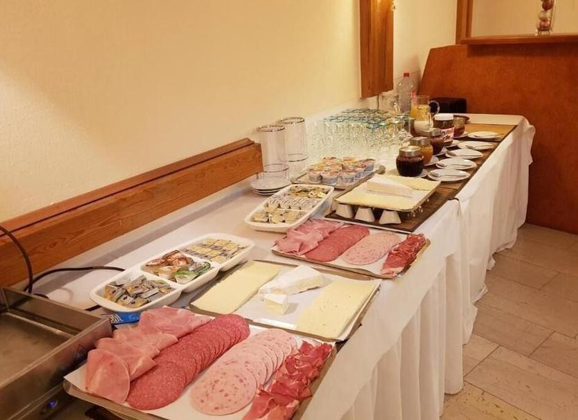 Buffet Photo