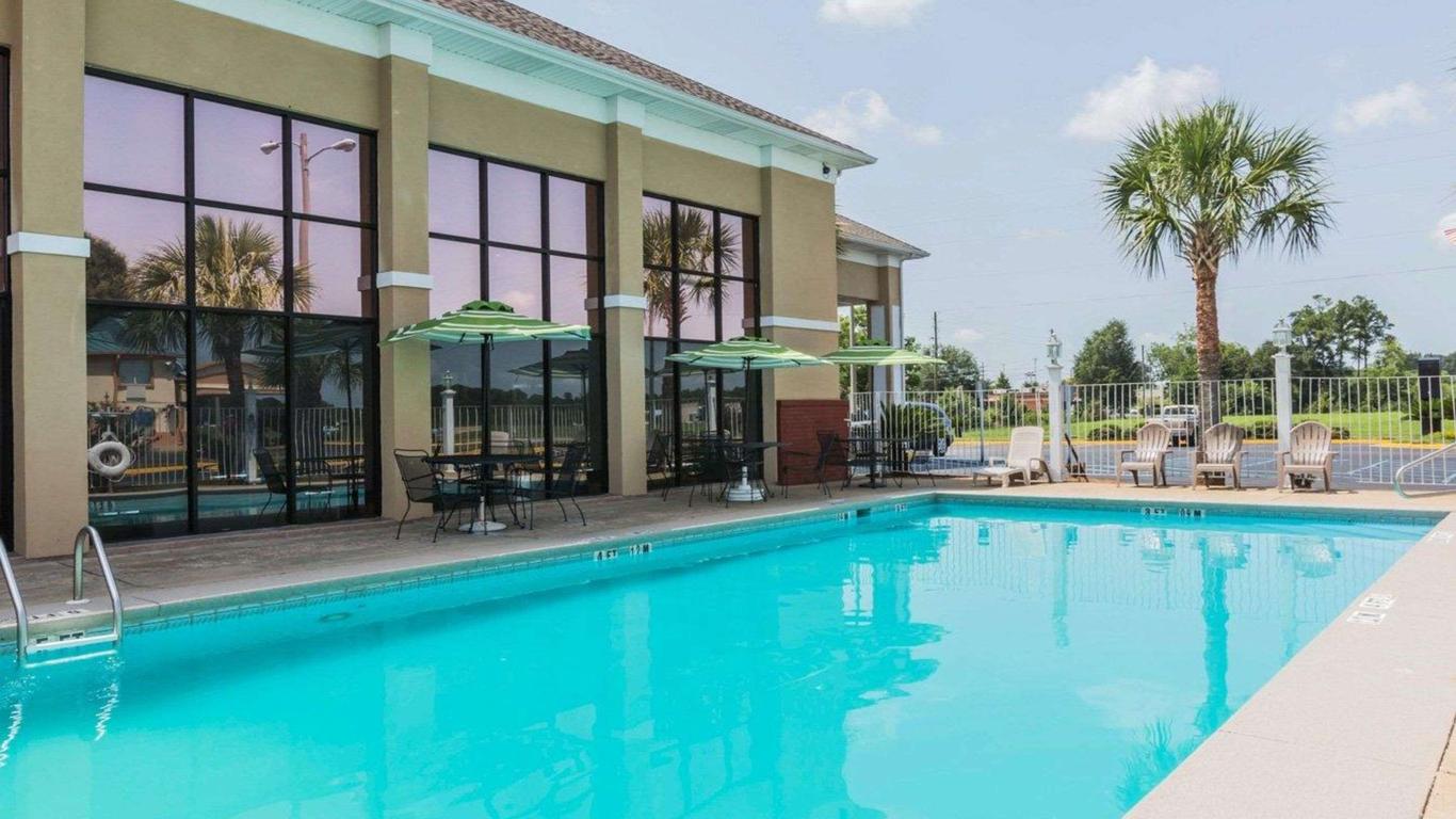 Quality Inn and Suites near Coliseum and Hwy 231 North