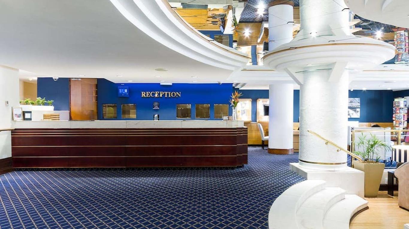 Peninsula All-Suite Hotel