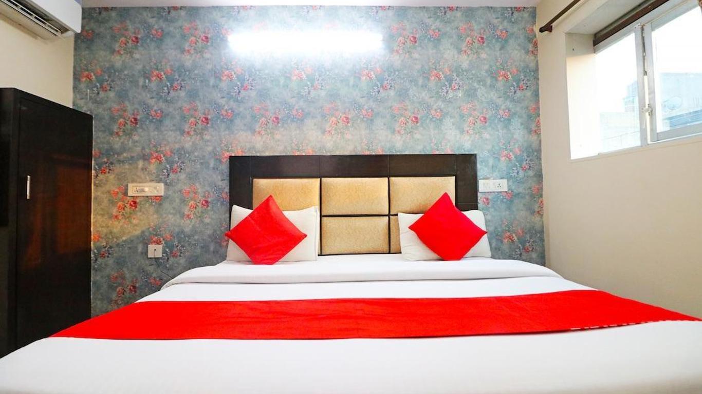 Hotel Westend Holiday Home 5 mint from Nizamuddin Railway Station