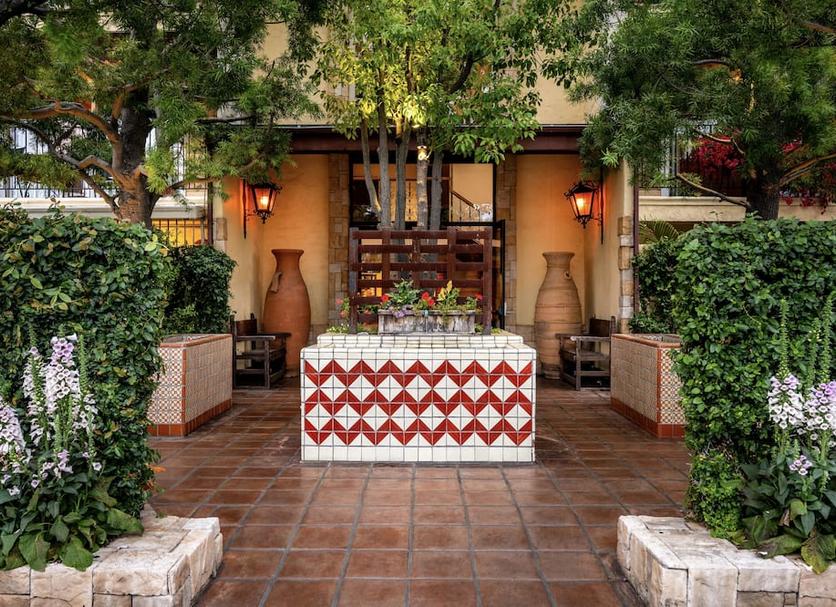 Hotel entrance Photo